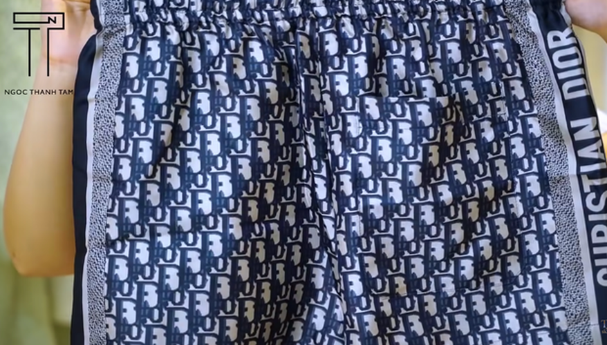 Ai cũng biết rich kid Việt đã xài tiền thì không cần xem giá, nhưng chuyện bỏ ra tận 47 triệu đồng chỉ để mua cái quần đùi thì thật sự gây sốc netizen.