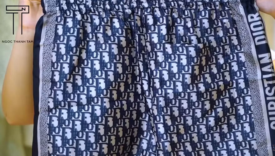 Ai cũng biết rich kid Việt đã xài tiền thì không cần xem giá, nhưng chuyện bỏ ra tận 47 triệu đồng chỉ để mua cái quần đùi thì thật sự gây sốc netizen.