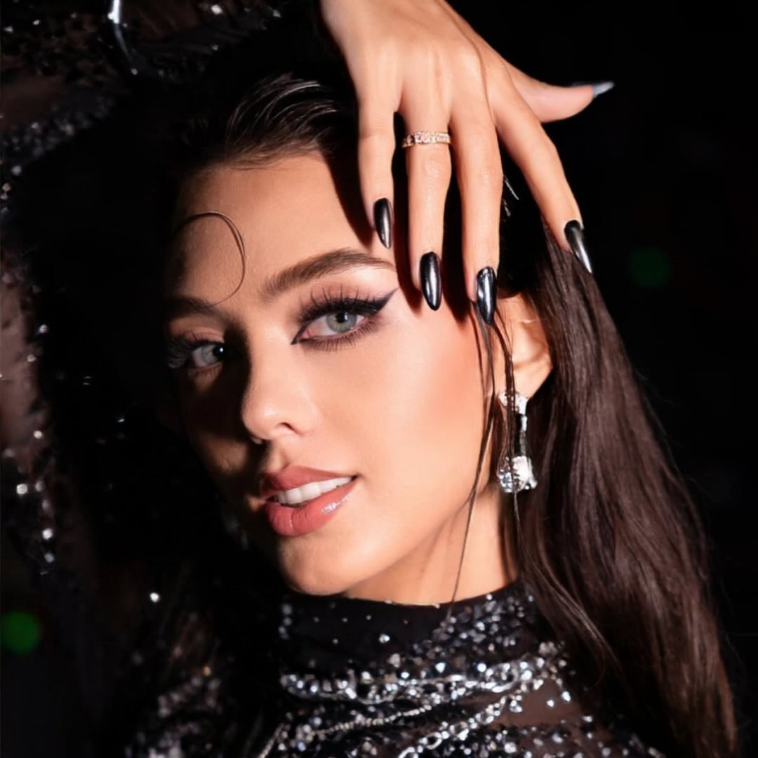 Không những vậy, Dianka Zakhidova còn "trưng dụng" trang điểm đậm cùng mái tóc uốn gợn sóng. Đây chính là layout chuẩn chỉnh của một "beauty queen".