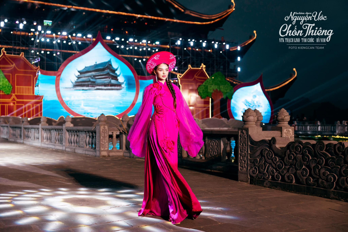 Vợ thủ môn Bùi Tiến Dũng sinh năm 2000, nay chỉ mới 24 tuổi, sở hữu chiều cao 1m73 cùng thân hình nóng bỏng. Không những vậy, Dianka Zakhidova còn có khoảng thời gian dài hoạt động người mẫu nên có thể dễ dàng "cân" những thử thách về chụp ảnh hay trình diễn.