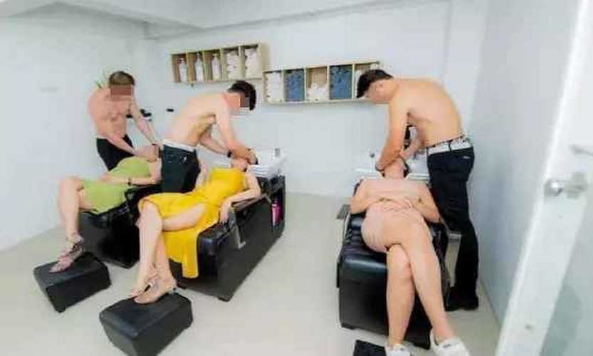 Đặc biệt, chiêu trò thuê nhân viên nóng bỏng tới phục vụ nhằm thu hút khách vốn đã khá quen thuộc và được nhiều cửa hàng áp dụng.