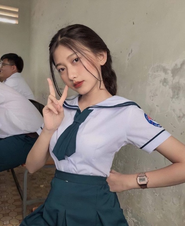 Lê Thị Thùy Trang (sinh năm 2004) đăng tải hình ảnh gợi cảm khoe vóc dáng thon gọn với những đường cong quyến rũ.