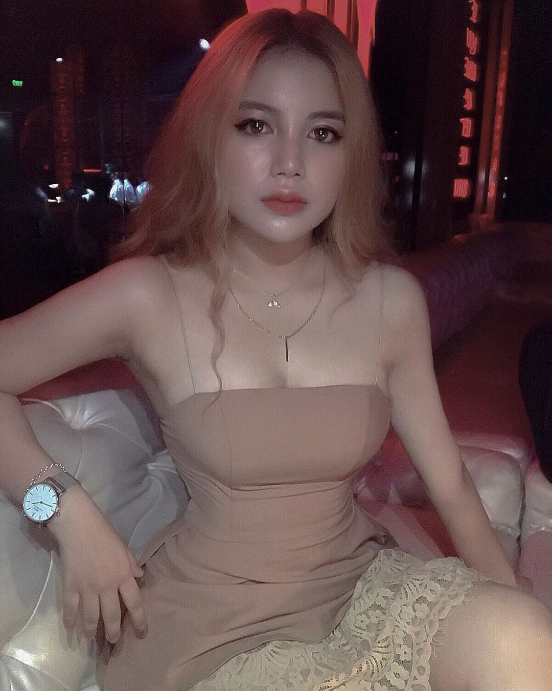 Ngọc Khanh có thể dịu dàng với những chiếc váy “bánh bèo”, nhưng cũng cực kỳ năng động trong trang phục cá tính.