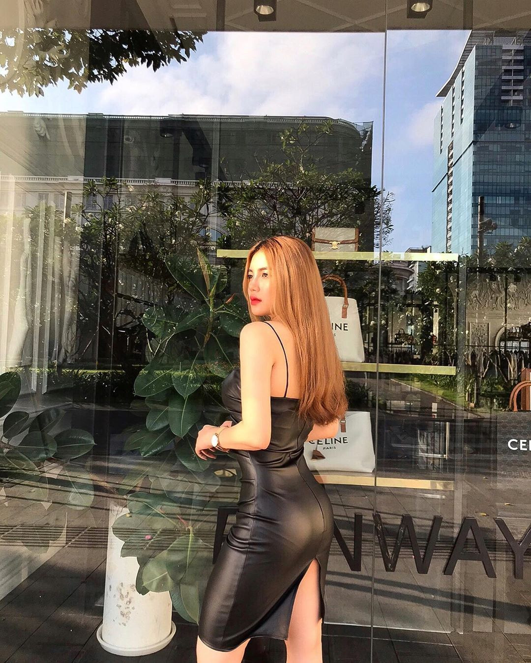 Ngọc Khanh theo học trường ĐH Kinh tế TP. HCM, đồng thời là người mẫu ảnh được nhiều cửa hàng thời trang “chọn mặt gửi vàng”.