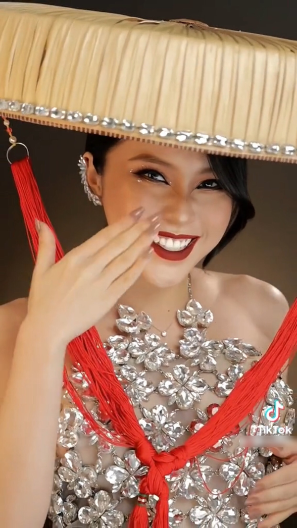 Ở phần đầu clip, Quỳnh Thi như tái hiện hình ảnh của một cô nàng “mọt sách” với chiếc áo len nâu giản dị, tóc búi, kính cận cùng khuôn mặt mộc đẹp không tì vết.