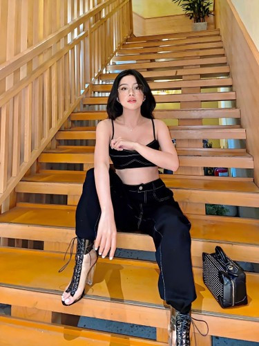 Chỉ sau gần 5 ngày được đăng tải, màn biến hình trong trang phục truyền thống của Quỳnh Thi đã nhanh chóng trở thành trào lưu thu hút đông đảo các bạn trẻ.