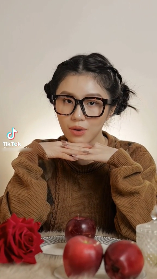 Sau đó, hòa cùng giai điệu của ca khúc Bo Xì Bo, Quỳnh Thi đã có màn “lột xác” ấn tượng. Lúc này, cô nàng trở nên xinh đẹp rực rỡ trong chiếc áo yếm được đính kết lộng lẫy, kết hợp với chiếc nón quai thao đậm chất truyền thống.