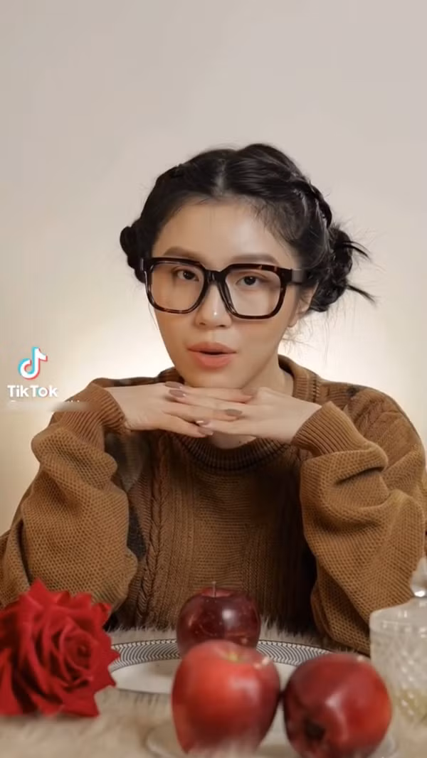 Sau đó, hòa cùng giai điệu của ca khúc Bo Xì Bo, Quỳnh Thi đã có màn “lột xác” ấn tượng. Lúc này, cô nàng trở nên xinh đẹp rực rỡ trong chiếc áo yếm được đính kết lộng lẫy, kết hợp với chiếc nón quai thao đậm chất truyền thống.