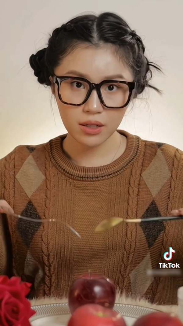 Đi cùng bộ trang phục cầu kỳ, Quỳnh Thi cũng lựa chọn phong cách trang điểm sắc sảo, điểm nhấn là đôi môi đỏ quyền lực.