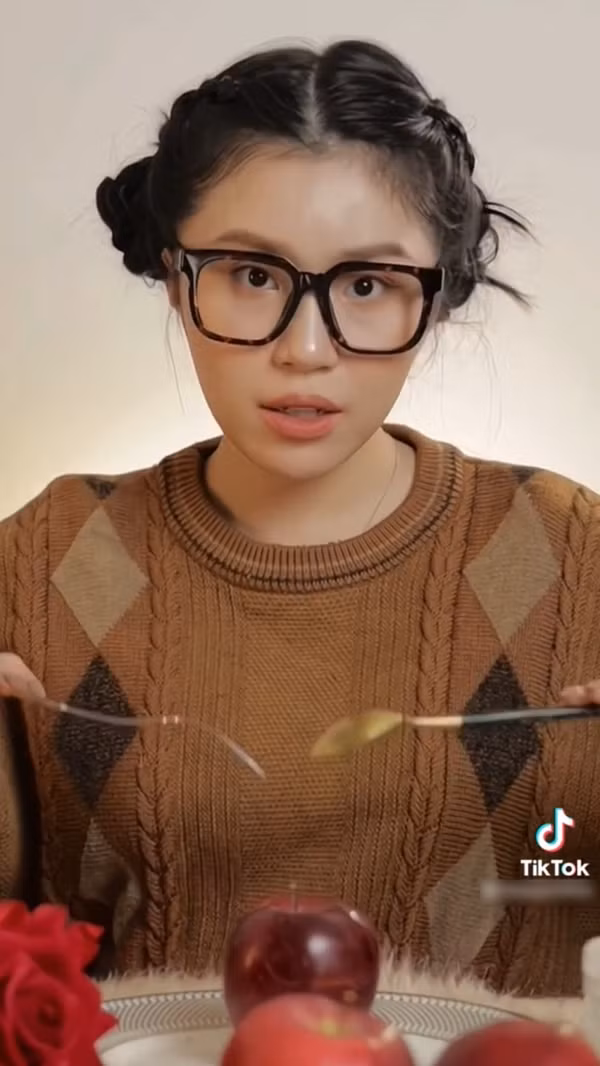 Đi cùng bộ trang phục cầu kỳ, Quỳnh Thi cũng lựa chọn phong cách trang điểm sắc sảo, điểm nhấn là đôi môi đỏ quyền lực.