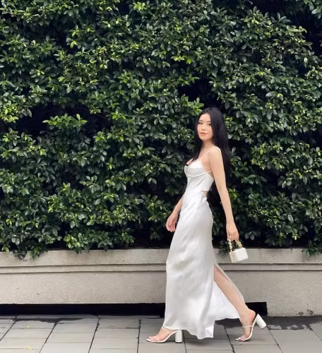 Trong suốt clip, không chỉ gây ấn tượng với ngoại hình xuất sắc, Quỳnh Thi còn ghi điểm với cách diễn xuất cực “chất”. Chỉ với một vài cái nháy mắt, nhướn lông mày hay nụ cười tỏa nắng, nàng beauty blogger đã khiến người xem “cuốn” theo từng giai điệu.