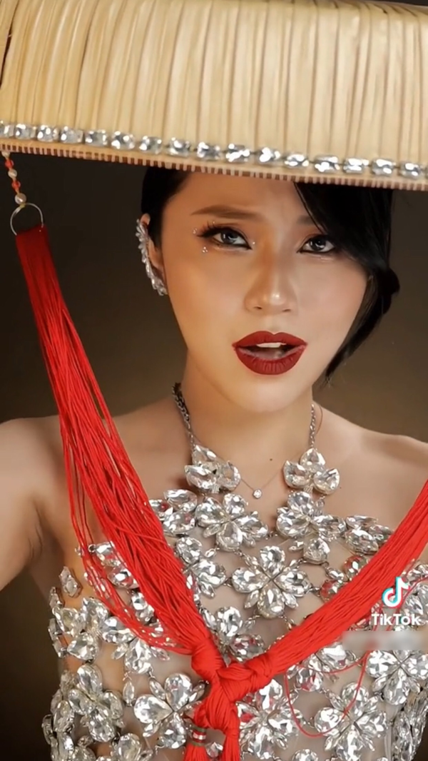 Cụ thể, với trào lưu biến hình lần này, Quỳnh Thi cũng chia thành hai phân đoạn chính.