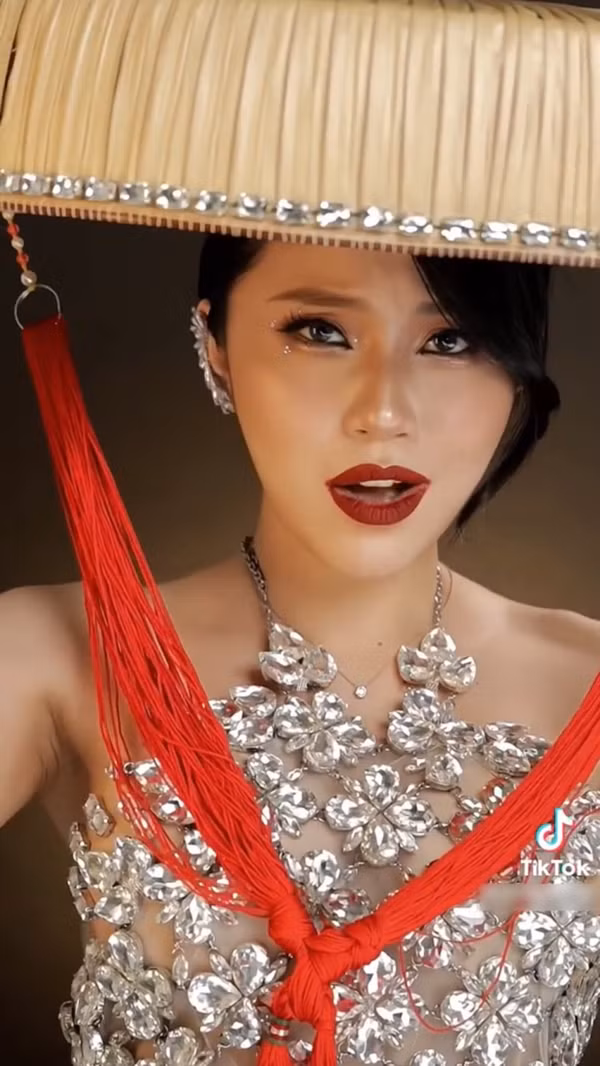 Cụ thể, với trào lưu biến hình lần này, Quỳnh Thi cũng chia thành hai phân đoạn chính.