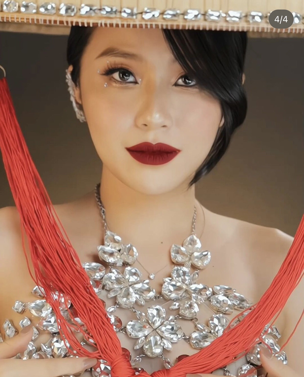 Mới đây, hot girl làng beauty blogger tiếp tục khiến mọi người phải trầm trồ khi tạo màn biến hình đậm chất dân gian trong ca khúc Bo Xì Bo của ca sĩ Hoàng Thùy Linh.