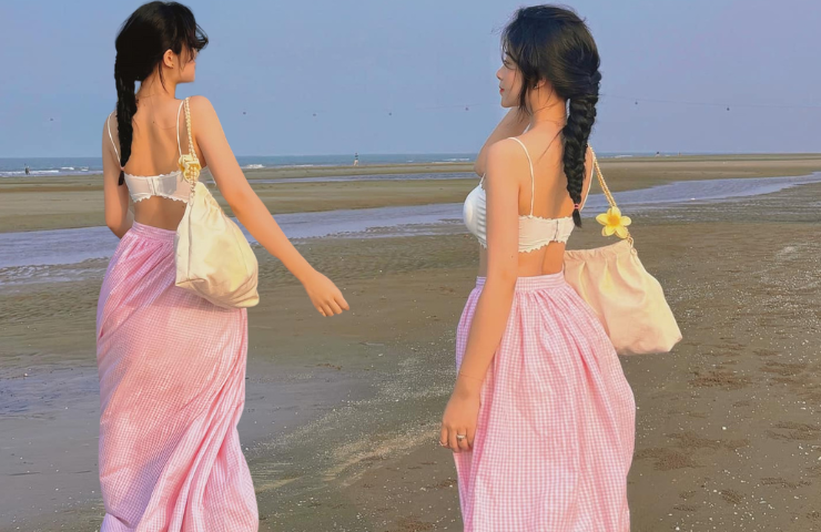 Mới đây, bà mẹ 2 con được khen trẻ đẹp trung như nữ sinh khi phối áo ngắn bằng gang tay cùng chân váy dài màu hồng. Người đẹp hoàn thiện vẻ ngoài của mình bằng kiểu tóc thắt bím.