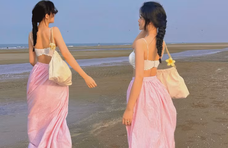 Mới đây, bà mẹ 2 con được khen trẻ đẹp trung như nữ sinh khi phối áo ngắn bằng gang tay cùng chân váy dài màu hồng. Người đẹp hoàn thiện vẻ ngoài của mình bằng kiểu tóc thắt bím.