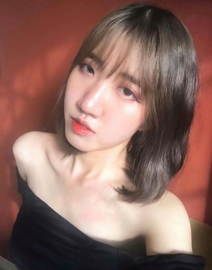 Không chỉ comment cho lời khuyên về tình yêu, Đoan Minh còn chụp lại màn hình để đăng lên story Instagram và kèm theo những lời bình luận: "Đu bám hoài mau chán lắm nhe. Bạn còn đời bạn mà. Với lúc mới yêu nhìn người yêu toàn màu hồng xong 1 thời gian mới bật ngửa. Có khi cưới xong về còn bật ngửa hơn. Nội có chuyện nhắn tin với không nhắn tin mà phân vân hoài. Dịch này không có chủ đề nhắn nhiều đâu nhen. Chẳng lẽ nhắn trời ơi, anh ơi nay lại có ca nhiễm".