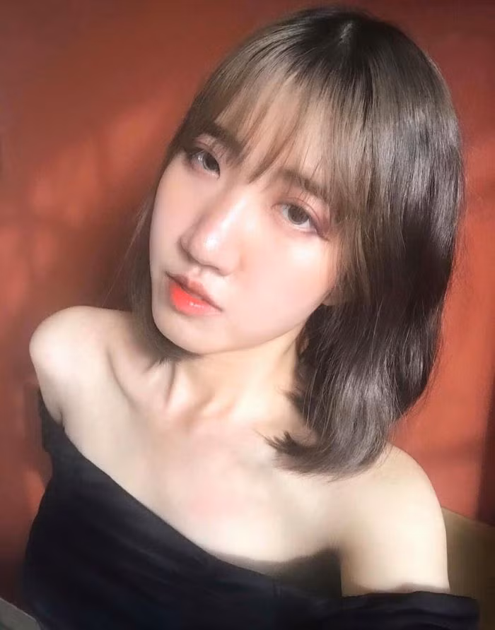 Không chỉ comment cho lời khuyên về tình yêu, Đoan Minh còn chụp lại màn hình để đăng lên story Instagram và kèm theo những lời bình luận: "Đu bám hoài mau chán lắm nhe. Bạn còn đời bạn mà. Với lúc mới yêu nhìn người yêu toàn màu hồng xong 1 thời gian mới bật ngửa. Có khi cưới xong về còn bật ngửa hơn. Nội có chuyện nhắn tin với không nhắn tin mà phân vân hoài. Dịch này không có chủ đề nhắn nhiều đâu nhen. Chẳng lẽ nhắn trời ơi, anh ơi nay lại có ca nhiễm".