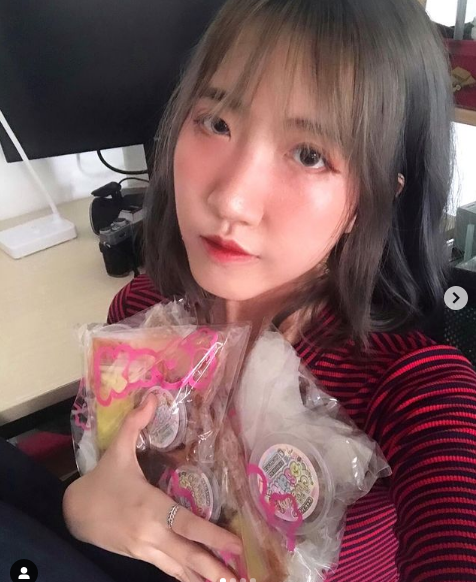 Cụ thể, trong đoạn tư vấn tình cảm "dạo" của mình, Đoan Minh có viết: "Người yêu bạn lớn tuổi không? Có kinh doanh gì không? Nếu bận thì thông cảm được vì ngày xưa có khi 1 tháng mình bị deadline dí quá còn không gặp cả người yêu nữa cơ... Lỡ yêu xa hay có người yêu nước ngoài nữa mà không tin tưởng, kiên định dễ tạch lắm. Nhưng cũng nhớ phát triển bản thân mình chứ lo yêu quá lỡ nó cắm sừng mình đi đứa khác lại nhìn thấy thân xác không chăm lo, mình lại uất ức"