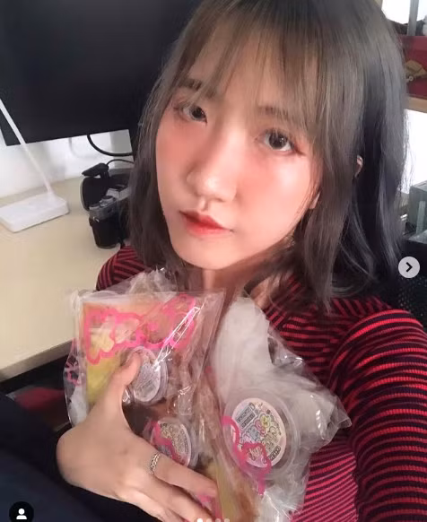 Cụ thể, trong đoạn tư vấn tình cảm "dạo" của mình, Đoan Minh có viết: "Người yêu bạn lớn tuổi không? Có kinh doanh gì không? Nếu bận thì thông cảm được vì ngày xưa có khi 1 tháng mình bị deadline dí quá còn không gặp cả người yêu nữa cơ... Lỡ yêu xa hay có người yêu nước ngoài nữa mà không tin tưởng, kiên định dễ tạch lắm. Nhưng cũng nhớ phát triển bản thân mình chứ lo yêu quá lỡ nó cắm sừng mình đi đứa khác lại nhìn thấy thân xác không chăm lo, mình lại uất ức"