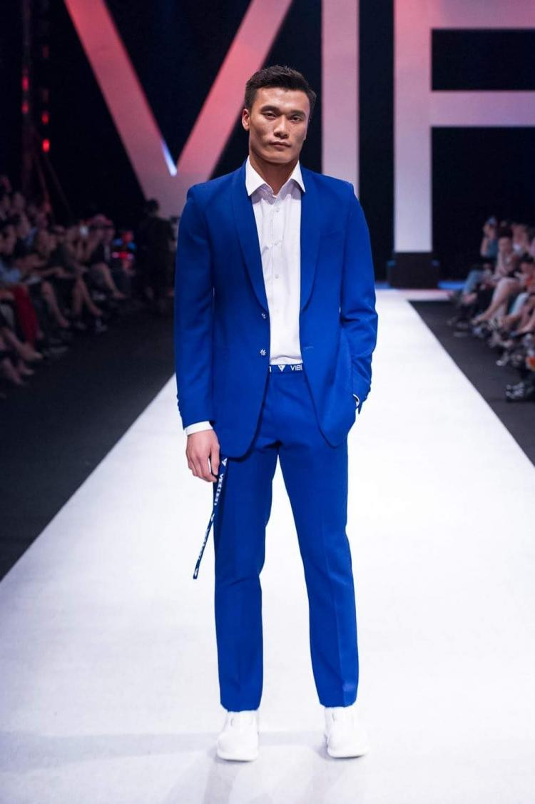 Ở phần bình luận của bài đăng của bạn gái Bùi Tiến Dũng, rất nhiều người hâm mộ, bạn bè tiếp tục vào gửi lời chúc đến thủ môn 9X.