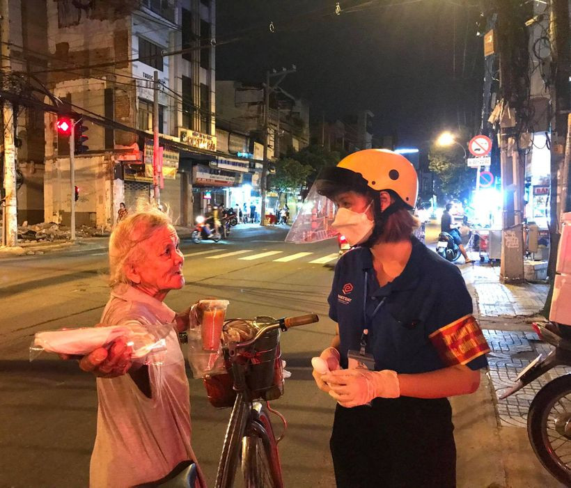 Phương Anh không nề hà bất kỳ công việc nào, dù sớm hay khuya muộn, nắng hay mưa với chỉ 1 tâm niệm "Sài Gòn mau khỏi ốm nhé".