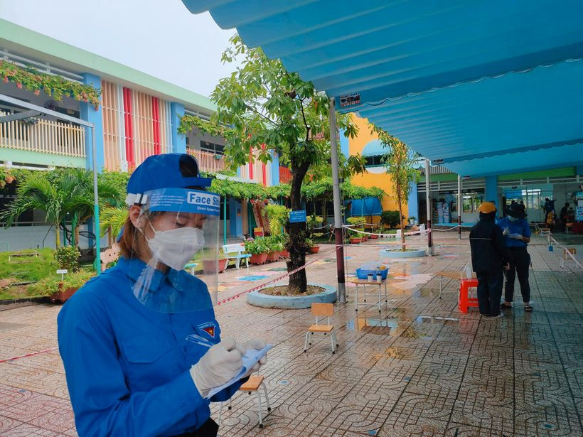 Chia sẻ về những ngày tháng tình nguyện chống dịch của mình, nữ bartender tên Phương Anh cho biết: "Em đã trải qua hàng loạt các công việc khác nhau, thậm chí chưa từng làm bao giờ. Từ dọn dẹp ký túc xá sinh viên, trực chốt khu phong tỏa, lấy mẫu xét nghiệm cộng đồng, điều phối tiêm vaccine, phát thực phẩm/đồ ăn cho người vô gia cư... em đều làm cả, chỉ cần mọi người cần là em đi. Và bây giờ em đang công tác tại tuyến đầu, hàng ngày tiếp xúc với F0".