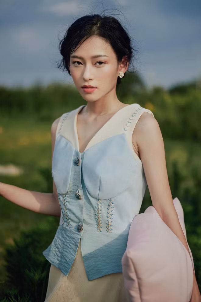 Chia sẻ về MV Anh luôn là lý do, Minh Hà cho biết đây là lần đầu tiên cô có cơ hội thử sức với vai trò diễn xuất. Đây được xem là cột mốc đánh dấu bước ngoặt trong sự nghiệp chuyển từ mẫu ảnh sang diễn xuất, cô được làm việc với một ê-kíp cực kỳ chuyên nghiệp, chăm sóc cô chu đáo, nhiệt tình.