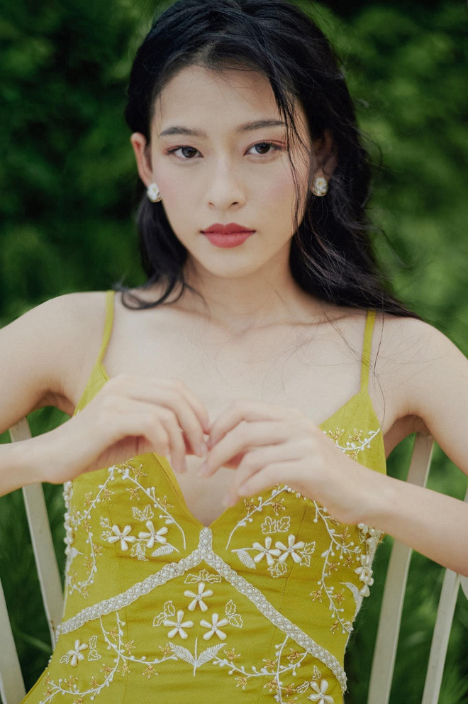 Được biết, đến nay, Minh Hà gần 3 năm kinh nghiệm làm người mẫu tự do. Ban đầu, nhiếp ảnh mới thực sự là đam mê của cô. Trong quá trình học hỏi, trau dồi kỹ năng chụp ảnh, cô may mắn được kết bạn, làm việc với nhiều nhiếp ảnh gia và lọt vào "mắt xanh" của họ nhờ sở hữu nét đẹp thuần khiết, cổ điển đậm chất Á Đông cùng đôi mắt biết kể chuyện.