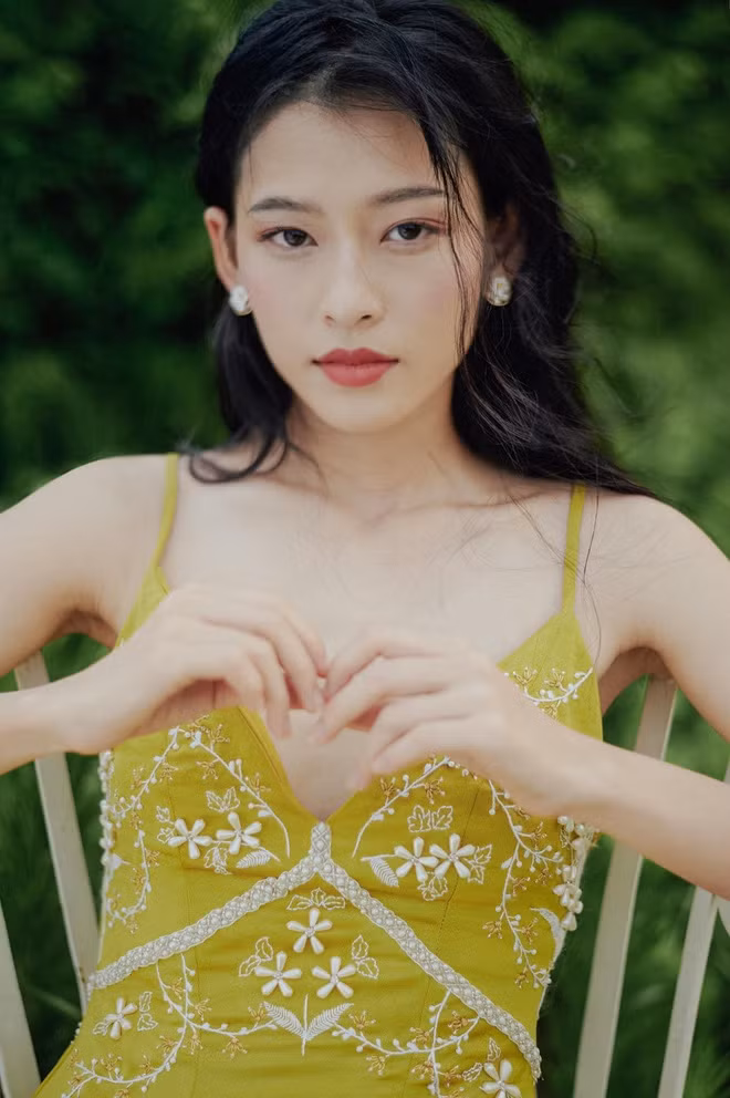 Được biết, đến nay, Minh Hà gần 3 năm kinh nghiệm làm người mẫu tự do. Ban đầu, nhiếp ảnh mới thực sự là đam mê của cô. Trong quá trình học hỏi, trau dồi kỹ năng chụp ảnh, cô may mắn được kết bạn, làm việc với nhiều nhiếp ảnh gia và lọt vào "mắt xanh" của họ nhờ sở hữu nét đẹp thuần khiết, cổ điển đậm chất Á Đông cùng đôi mắt biết kể chuyện.