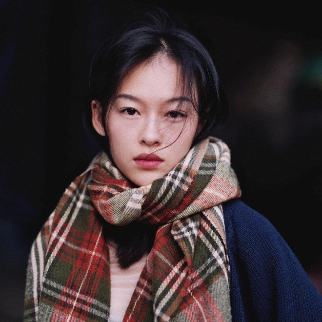 Theo tìm hiểu, nữ nhân gây chú ý có tên đầy đủ Nguyễn Minh Hà, sinh năm 1999, quê Phú Thọ. Hiện cô nàng đang làm mẫu ảnh tự do tại Hà Nội.