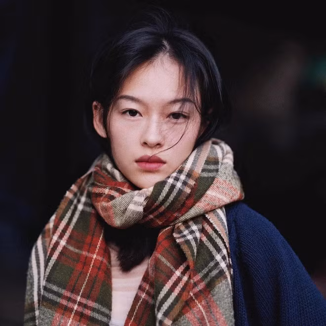 Theo tìm hiểu, nữ nhân gây chú ý có tên đầy đủ Nguyễn Minh Hà, sinh năm 1999, quê Phú Thọ. Hiện cô nàng đang làm mẫu ảnh tự do tại Hà Nội.