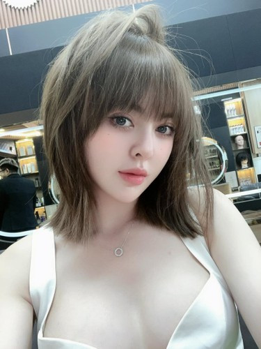 Đáng chú ý, khi được một vị khách đề xuất: "Chị cào đầu đi em mua chị 30 bộ", Trang Nemo cười nhẹ rồi đáp: "30 bộ của em nhiều quá, em kêu chị cạo đầu. Em cạo đầu đi, chị mua em 300 bộ. Em cứ cạo đầu đi, nhà em bán gì, chị mua 300kg".