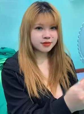 Sự trở về quê hương của "hot girl ngực khủng" diễn ra trong bí mật vì cô muốn tạo bất ngờ cho bố mẹ.