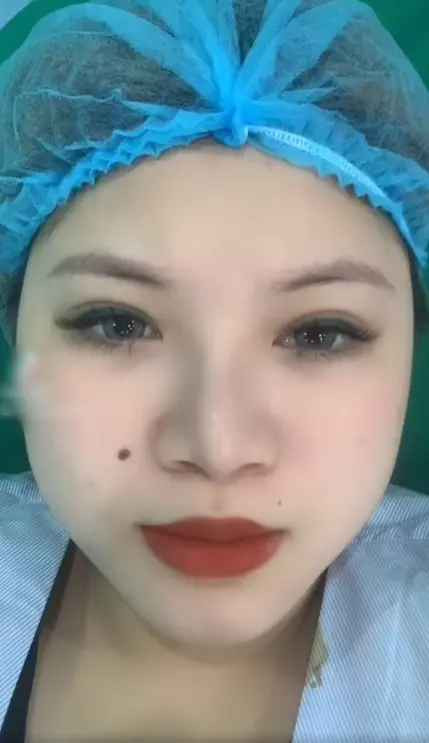 Đính kèm ảnh, clip đi phẫu thuật thẩm mỹ, Thu Trang có viết: "Không thay đổi dáng mũi thì đời không nể. Đêm nay bay lại Nhật rồi mà giữ cái mũi lệch thì ngại lắm. Nên em quyết định nâng mũi phong thuỷ xem đời có khởi sắc tí nào không. Cho em xin nhận xét về chiếc mũi mới nào".