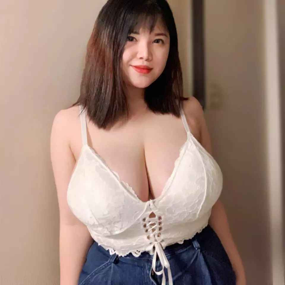 Nhắc đến "nữ sinh ngực khủng" hẳn ít nhiều người vẫn còn nhớ đến cô gái sinh năm 2000, quê Hải Dương, tên đầy đủ Võ Thị Thu Trang.