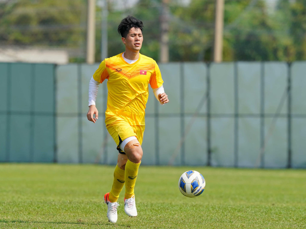 "Khi thất tình người ta thường đổi kiểu tóc", "Trải qua 2 cú shock người yêu đi lấy vợ", "Cú shock đầu đời làm Chọng xuống tóc à không thay tóc à"... Fan đùa rằng bởi cả hai người anh thân thiết Tiến Dũng và Duy Mạnh đều đã lần lượt cưới vợ, người thì còn có cả con bồng bế rồi nên Đình Trọng có phần chưa quen việc bị độc thân vui vẻ một mình.