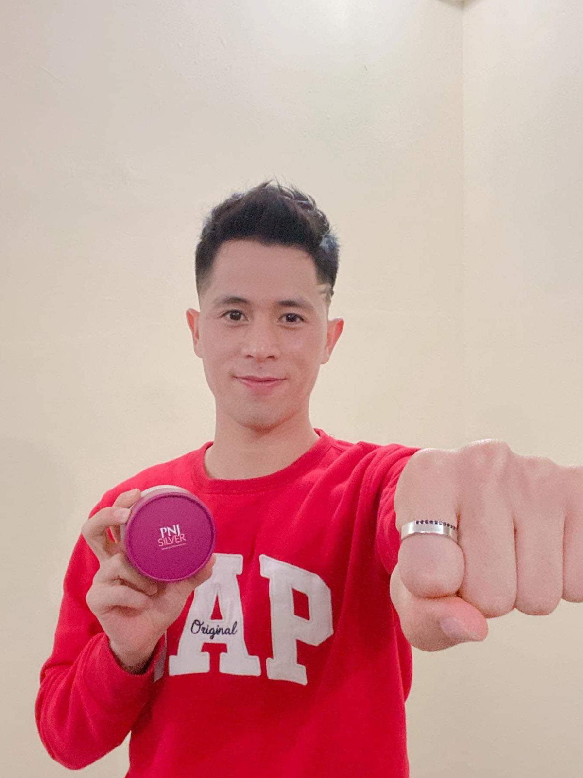 Thậm chí, có fan còn nói rằng "nhìn ảnh bị sang chấn tâm lý luôn" hay "không đây không phải Trọng, đây là ai ý, trả thuỷ thủ mặt trăng đây"...