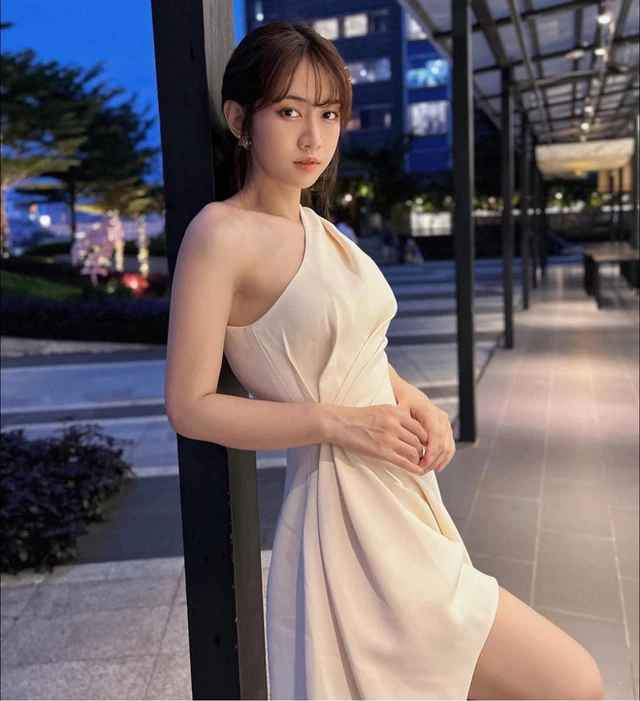 Là một gymer, TikToker có tiếng, thế nhưng hot girl Lê Bống lại thường xuyên đưa bản thân vào tâm điểm của những lùm xùm, tranh cãi trái chiều cũng chỉ vì thói quen ăn mặc có gợi cảm tuyệt đối nhưng cũng đầy thị phi của mình.