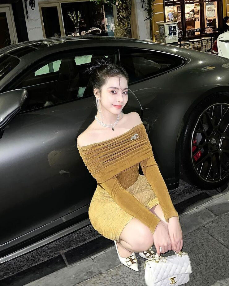 Ngoài ra, Meily Mia còn tham gia diễn xuất trong một số dự án phim như "Tuổi thanh xuân", "5s online", "Đi qua mùa hạ",...