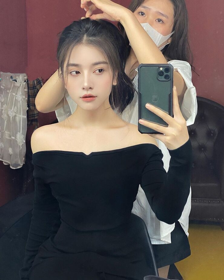 Là người thuộc thế hệ gen Z, Meily Mia cũng cập nhật những xu hướng thời trang được các bạn trẻ yêu thích.