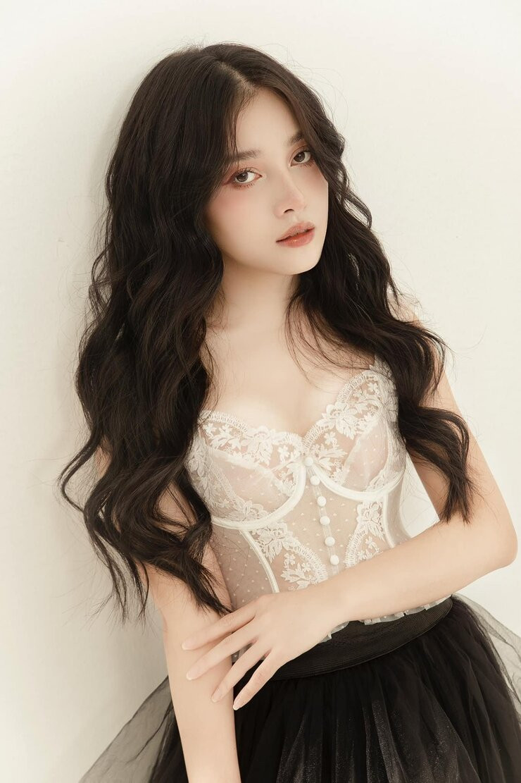 "Hot girl áo dài" hiện tại đã có nhiều thay đổi với phong cách thời trang trưởng thành hơn.