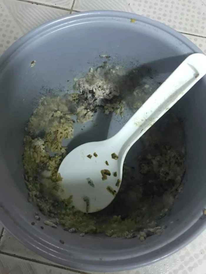 Có vẻ như nồi cơm điện là thứ rất nhiều người quên dọn dẹp trước khi về quê ăn Tết.