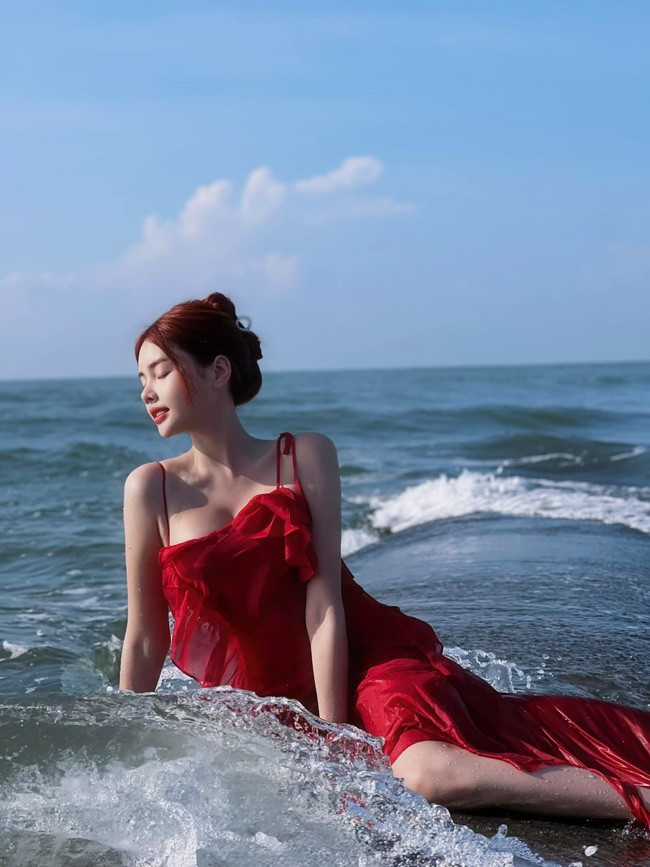 Đan Tiên sở hữu đường cong "cực phẩm", đôi chân nuột nà. Cô nàng tuy không sở hữu chiều cao lý tưởng nhưng nhờ body cân đối và gương mặt đẹp vẫn nên vẫn mang sức hút đặc biệt.