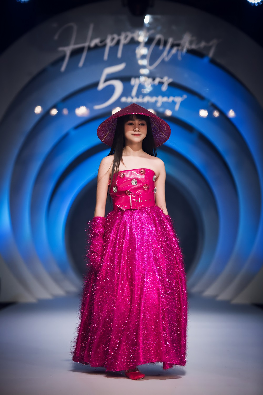 Trong show diễn, người mẫu nhí Ngọc Huyền được lựa chọn với vị trí đặc biệt ở 2 lĩnh vực - vừa là diễn viên múa mở màn trình diễn màn 3, vừa diễn kết màn bộ sưu tập "Color of life".