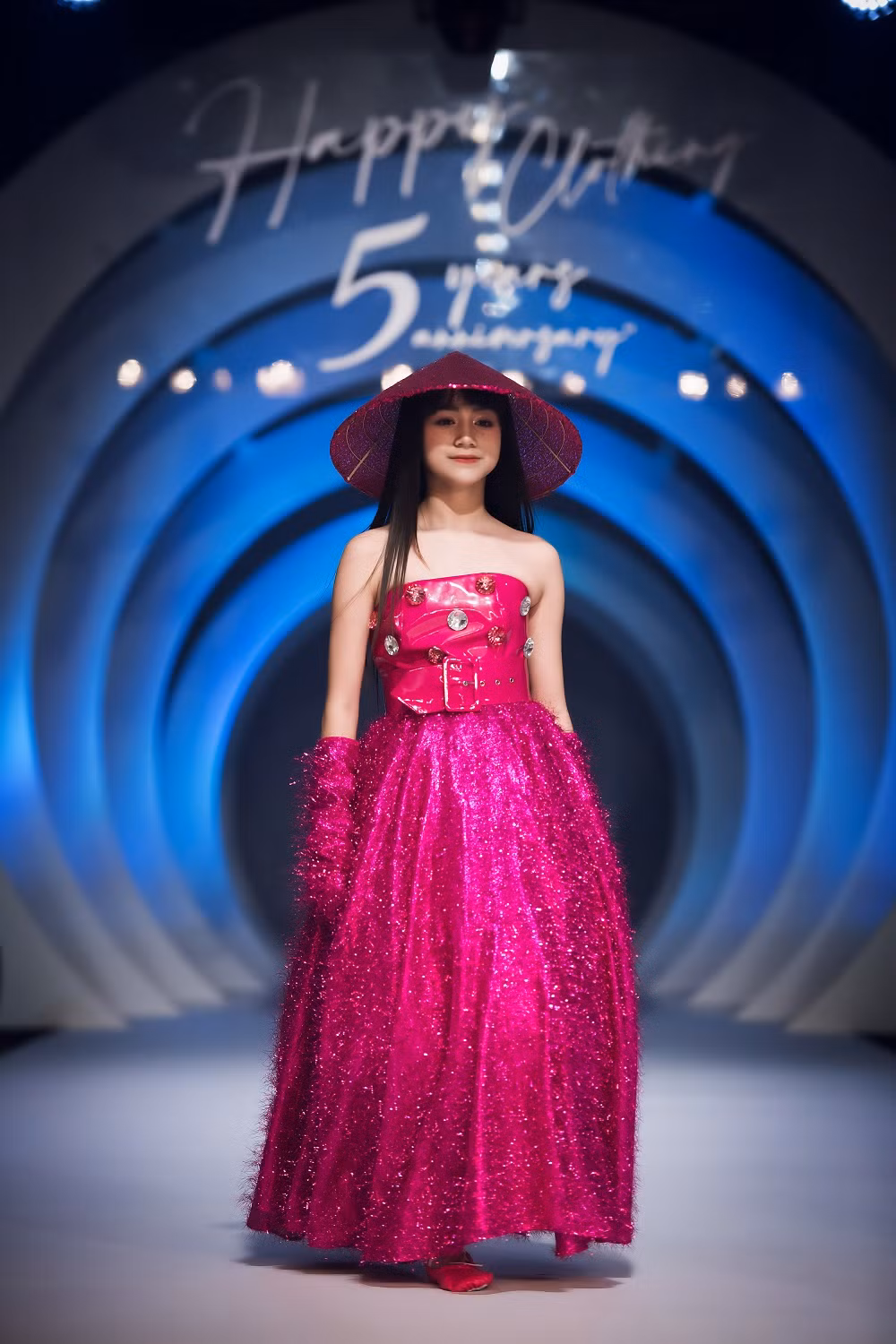 Trong show diễn, người mẫu nhí Ngọc Huyền được lựa chọn với vị trí đặc biệt ở 2 lĩnh vực - vừa là diễn viên múa mở màn trình diễn màn 3, vừa diễn kết màn bộ sưu tập "Color of life".