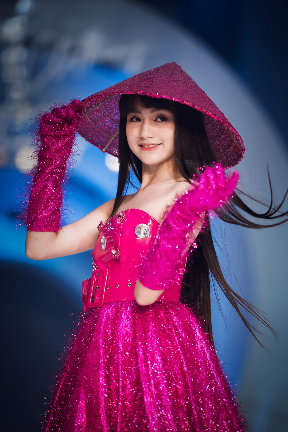 Ngọc Huyền gây ấn tượng với mái tóc dài, sở hữu nét xinh xắn dịu dàng.