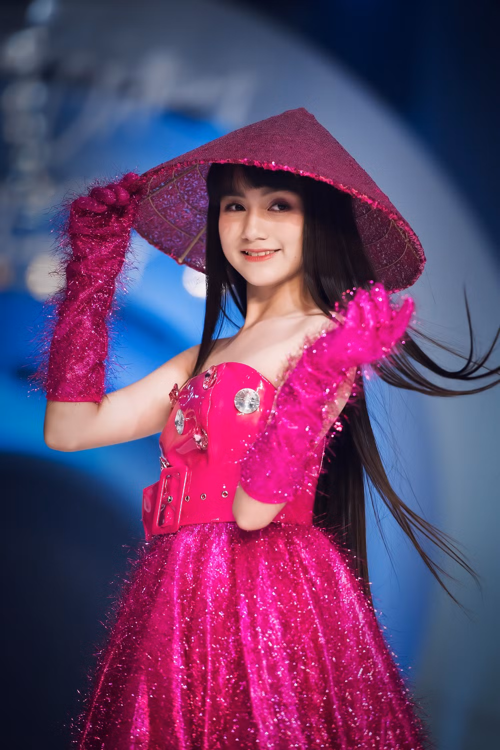 Ngọc Huyền gây ấn tượng với mái tóc dài, sở hữu nét xinh xắn dịu dàng.