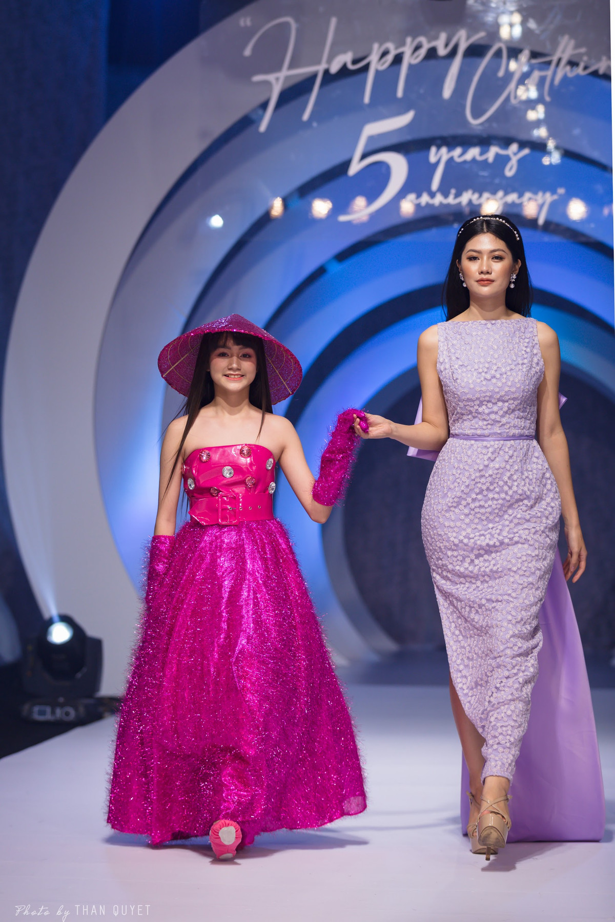 Thông qua BTS trên, nhà thiết kế Thảo Nguyễn giới thiệu hình ảnh các bộ áo váy truyền thống cách tân mang tính ứng dụng cao.