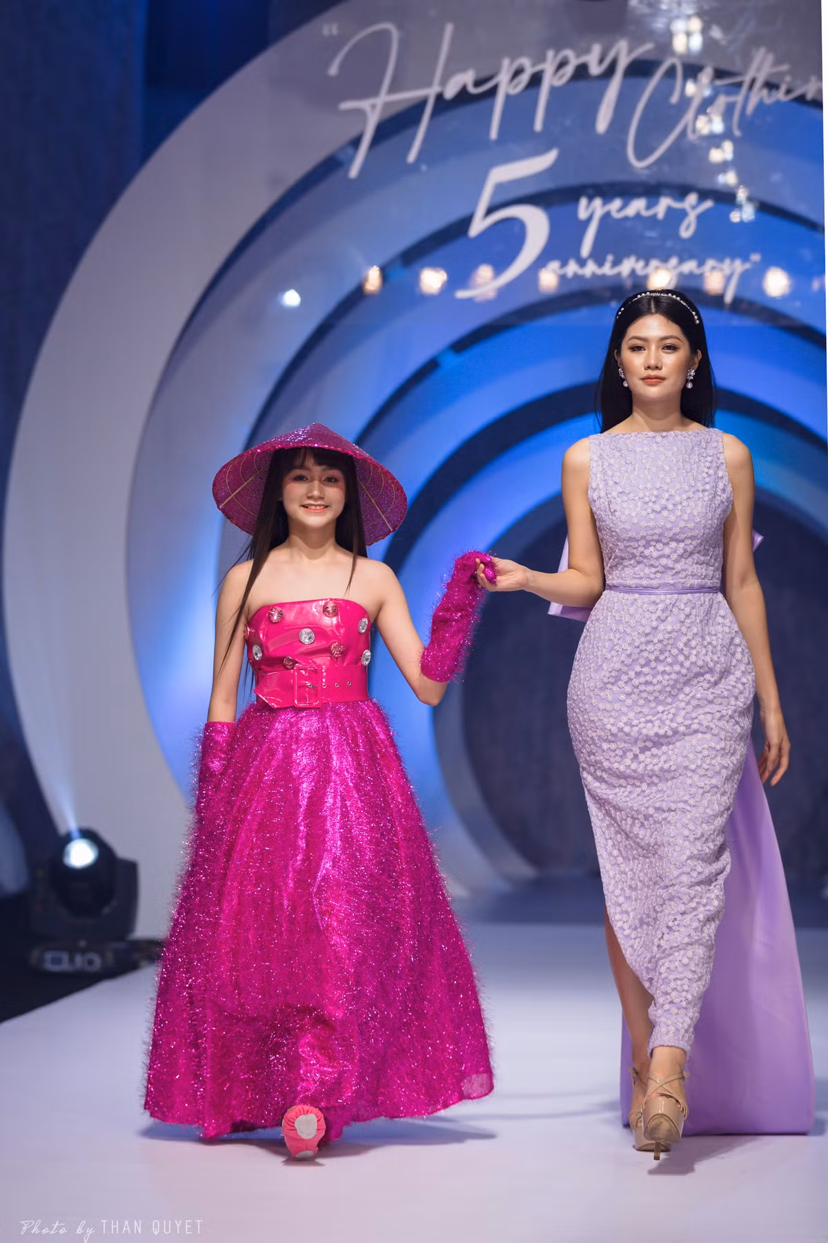 Thông qua BTS trên, nhà thiết kế Thảo Nguyễn giới thiệu hình ảnh các bộ áo váy truyền thống cách tân mang tính ứng dụng cao.